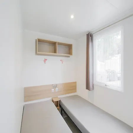 Swanky Mobile In Jean De Monts Near Seabeach Chalé Saint-Jean-de-Monts