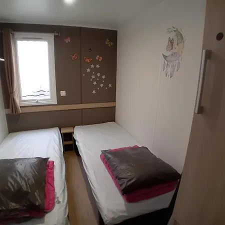 Swanky Mobile In Jean De Monts Near Seabeach בקתה