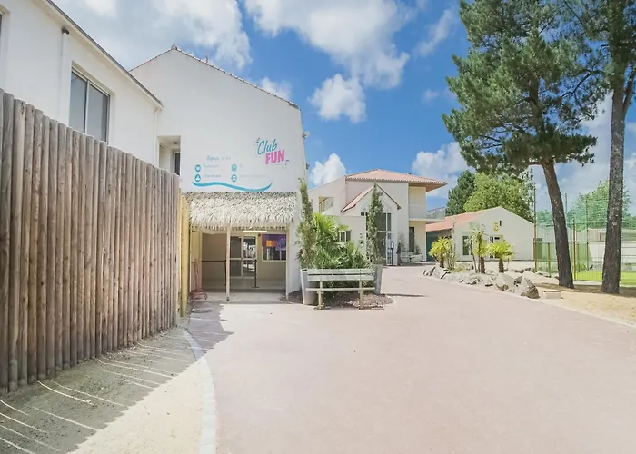 Swanky Mobile In Jean De Monts Near Seabeach *